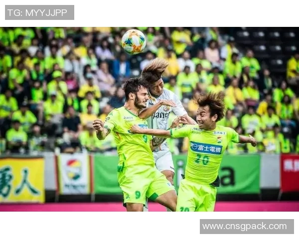 大宫松鼠与清水鼓动的激烈对决展现足球魅力与团队精神 大宫松鼠与清水鼓动的激烈对决展现足球魅力与团队精神