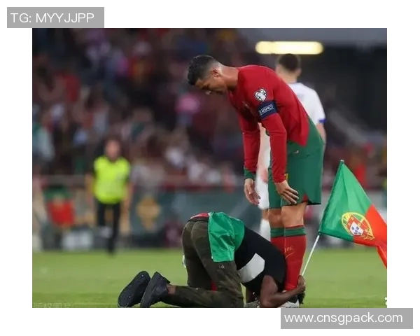 欧冠赛场惊现奇葩事件球迷冲入场内抢夺C罗球衣